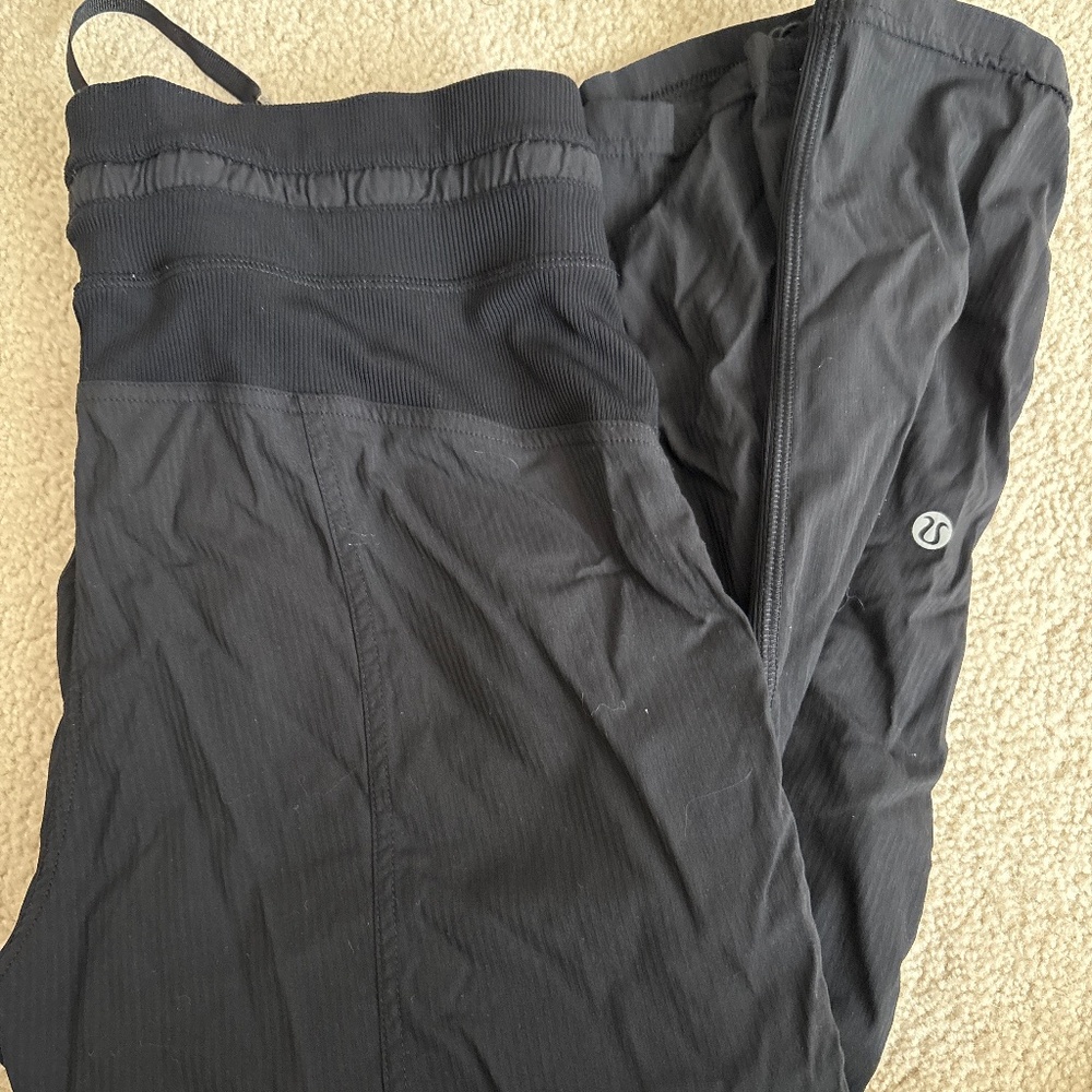 3/4 length Lululemon joggers